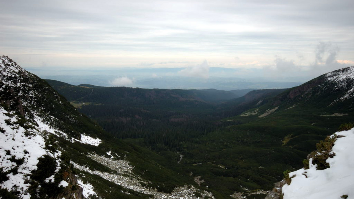 W ciągu minionego tygodnia zniknęły resztki śniegu, który w Tatrach spadł we wrześniu. W czwartek rano w górach wystąpiło zjawisko inwersji - na Kasprowym Wierchu termometry wskazywały 3 st. C., a w Zakopanem minus 3 st.