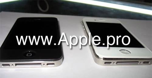 Widać wyraźnie, że biały iPhone 4G jest składakiem. Albo był rozbierany, albo biały panel frontowy zamocowano na szkielecie czarnego modelu. Mimo to manipulacja jest mało prawdodpodobnaFot. Apple.pro
