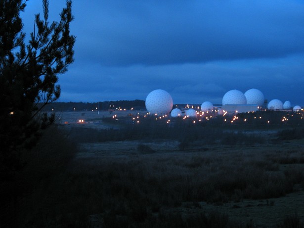 Stacja radarowa w Menwith Hill w Wielkiej Brytanii to jeden z najważniejszych węzłów sieci Echelon., fot. Laurence Gough