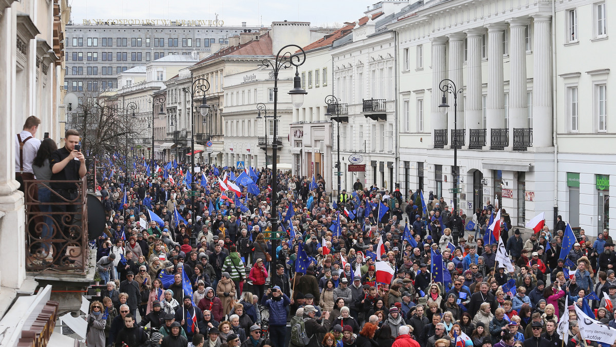 Zrobieniem wspólnego zdjęcia i koncertem zakończył się po godz. 15 na pl. Zamkowym "Marsz dla Europy: Kocham Cię, Europo!". - Nie damy wyprowadzić Polski z projektu, który jest gwarancją naszego bezpieczeństwa - mówił na zakończenie b. prezydent Bronisław Komorowski.