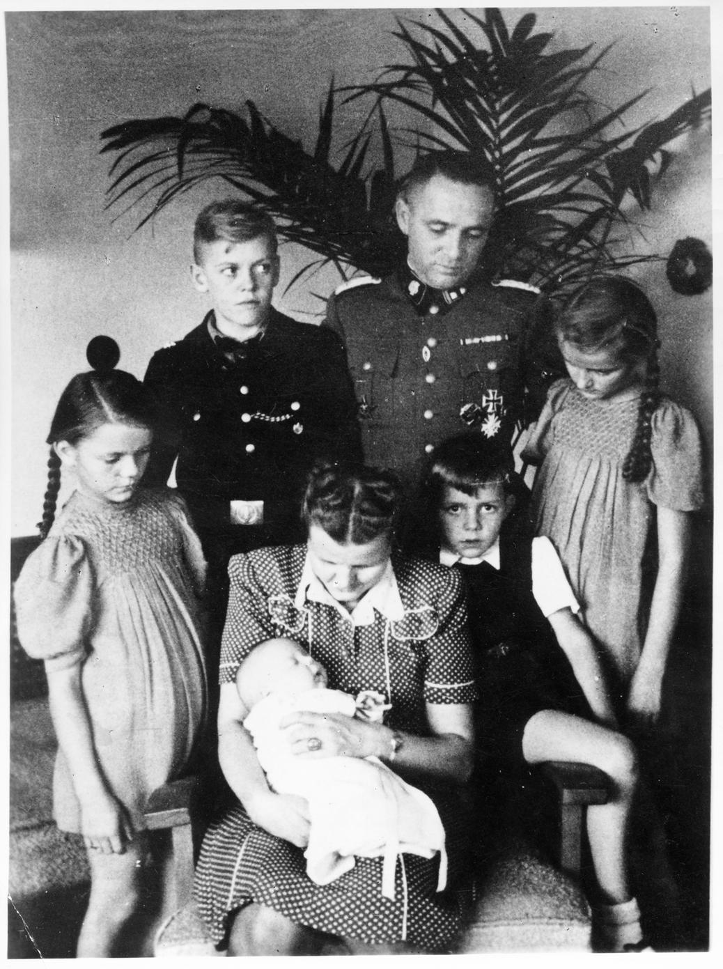 Rodzina Hössów w willi w Auschwitz, 1943 r. Od lewej w pierwszym rzędzie: Inge-Brigitt (Brigitte), Hedwig z Annegret, Hans Jürgen, Heidetraud, nad nimi Klaus i Rudolf
