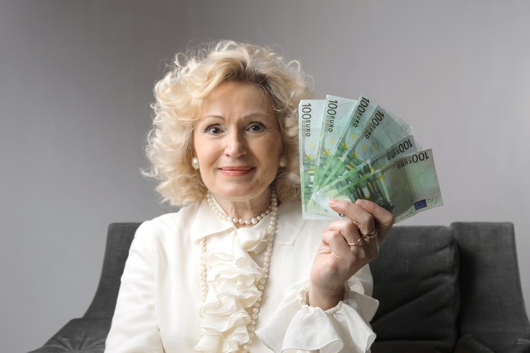 <b>Trzynastka</b>
<br>
<br>
Pracownikom sfery budżetowej przysługuje również obowiązkowo trzynastka, czyli dodatkowe wynagrodzenie roczne zwane również trzynastym wynagrodzeniem.
<br>
Do trzynastego wynagrodzenia pracownik nabywa prawo po przepracowaniu u pracodawcy całego roku kalendarzowego. Jeżeli jest to krótszy okres, ale przekraczający sześć miesięcy, prawo do dodatkowego wynagrodzenia pracownik nabywa w wysokości proporcjonalnej do przepracowanego okresu.
<br>
<br>
Trzynastka musi zostać wypłacona nie później niż w ciągu pierwszych trzech miesięcy roku kalendarzowego następującego po roku, za który przysługuje dodatkowe wynagrodzenie. 
<br>
<br>
<a  href=