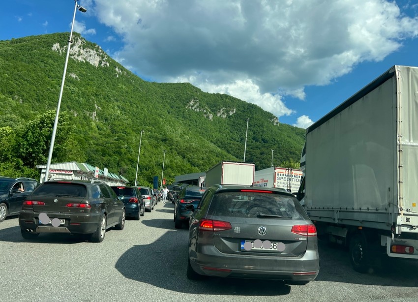 Kolaps saobraćaja na graničnim prelazima sa Crnom Gorom