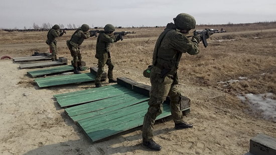 Rosyjscy studenci uczelni wojskowych podczas ćwiczeń ze strzelania