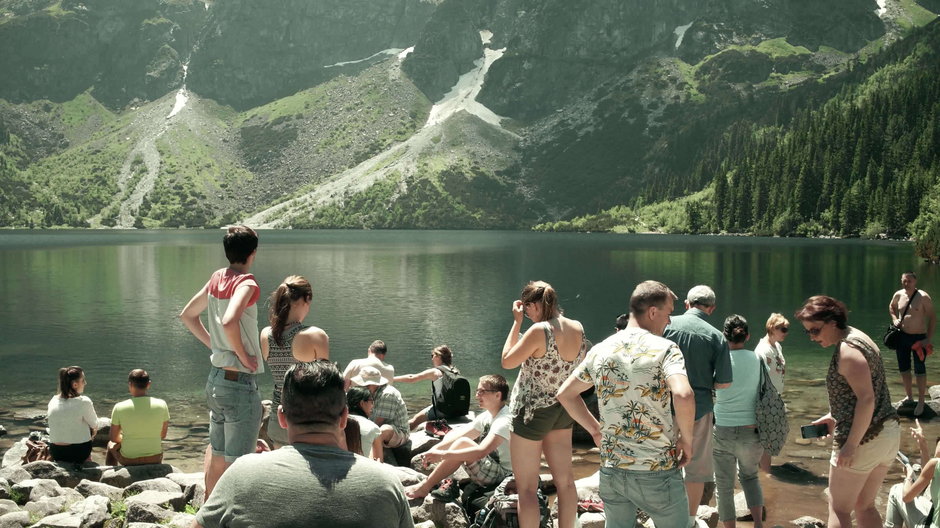 Tatry: Turyści szturmują Morskie Oko. Dojazd zamknięty