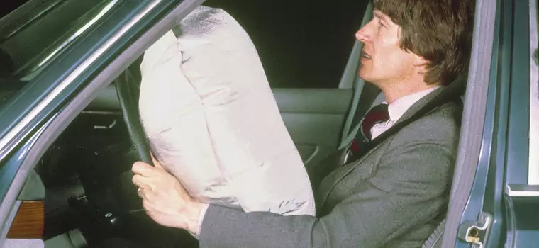 Poduszka powietrzna kierowcy i napinacz pasów bezpieczeństwa – już od 40 lat w Mercedesie