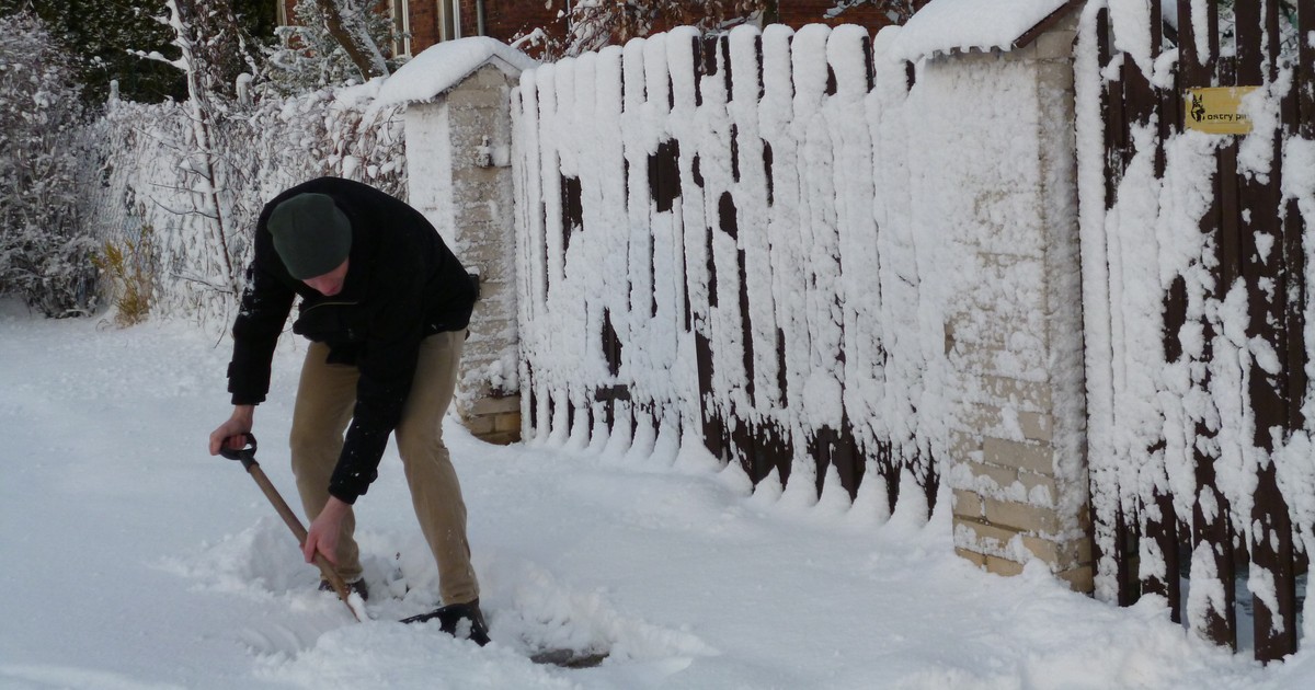 Banalny trik na odśnieżanie zaoszczędzi ci mnóstwo czasu i pracy. Wystarczy posmarować tym łopatę