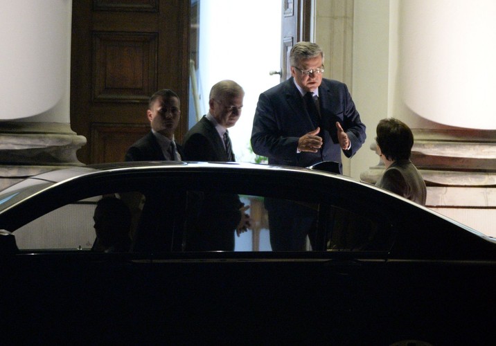 Bronisław Komorowski i Ewa Kopacz przed Belwederem