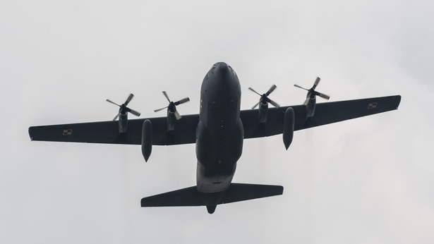 Samolot Hercules Lockheed C-130 dostarcza zaopatrzenie armii Izraela