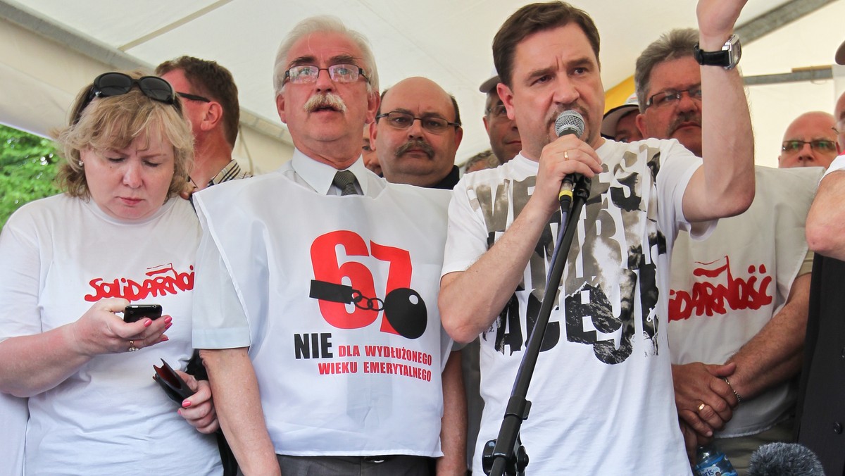 W rozmowie z Onetem Piotr Duda, przewodniczący Solidarności, z całą odpowiedzialnością stwierdza, że podczas demonstracji i blokady Sejmu związkowcy nie pili alkoholu. - Absolutnie nie było alkoholu - mówi nam Duda. Tymczasem Sławomir Neumann (poseł PO) jest zdania, że związkowcy byli "naładowani procentami" i zostawili po sobie masę butelek.