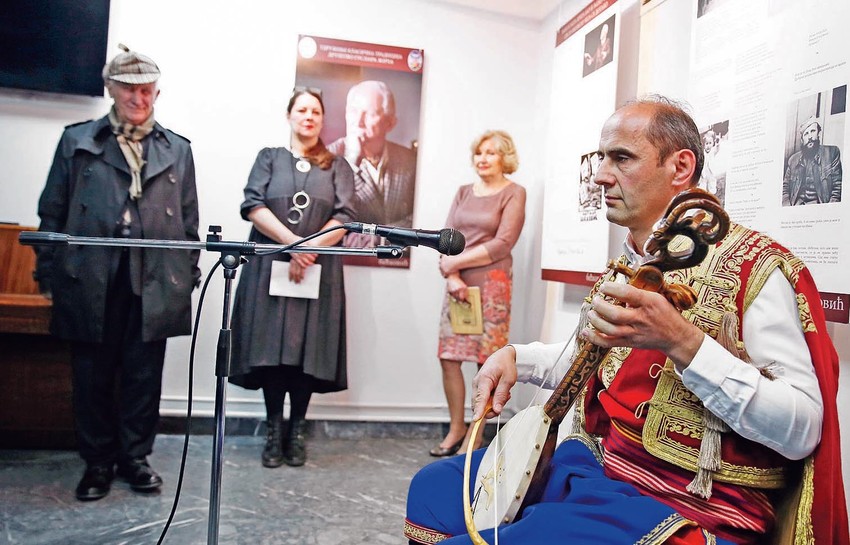 Otvaranje izložbe bilo je nezamislivo bez gusala.