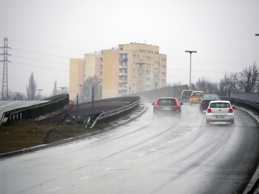 Wypadek w Łodzi. Mustang spadł z wiaduktu. W środku ojciec z dzieckiem