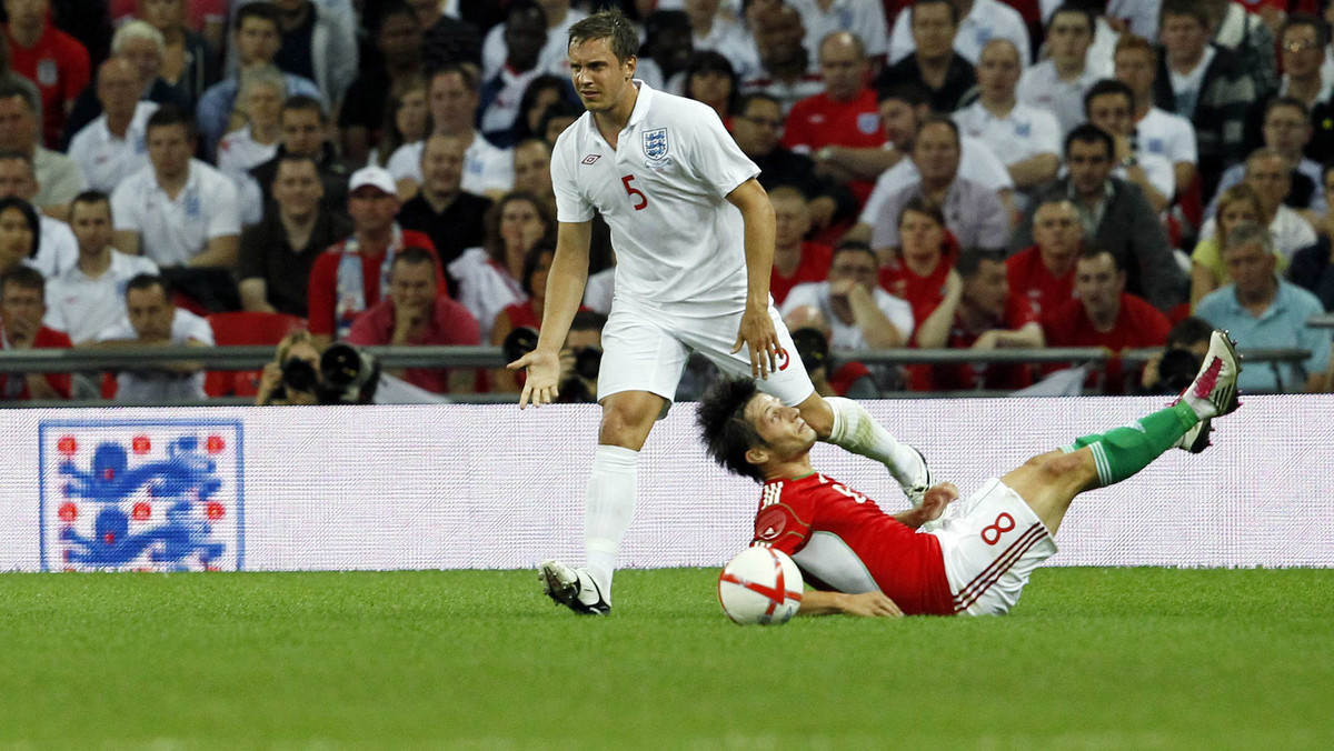 Obrońca piłkarskiej reprezentacji Anglii Phil Jagielka nie zagra we wtorkowym meczu eliminacji mistrzostw Europy z Czarnogórą na stadionie Wembley. Powodem jest kontuzja uda.