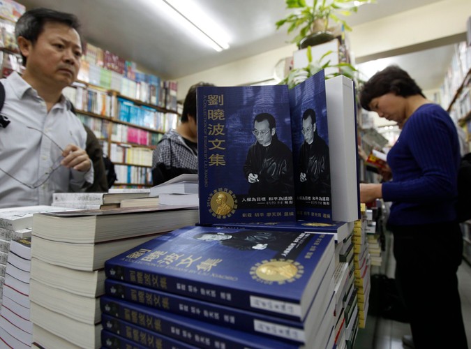 Podczas gdy noblista siedzi w więzieniu w Pekinie, w Hongkongu jego książki można kupić w księgarniach