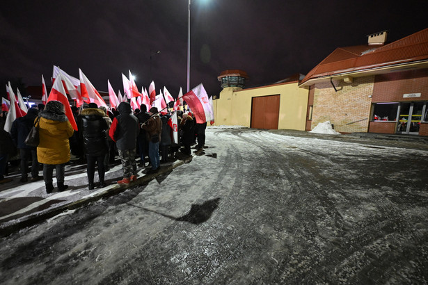 Manifestacja przed Aresztem Śledczym w Radomiu, gdzie przebywa były minister MSWiA Mariusz Kamiński
