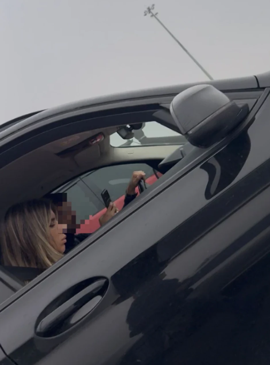 Jovana Pajić sa muškarcem u kolima