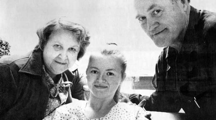 A kórházban: sokan úgy vélik, az 1980-as esztendő utolsó napján csoda történt, Jean (középen) szülei és barátai szerint az ima ereje segített