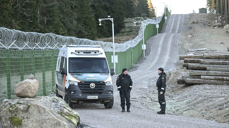 Fińscy strażnicy graniczni patrolują granicę z Rosją, październik 2023 r.