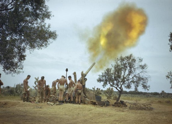 Cztery mile od pozycji wroga. Brytyjski ostrzał artyleryjski w Tunezji (domena publiczna).