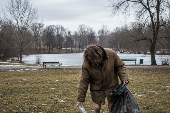 Novosađanka ga je ugledala u iscepanoj jakni i sa kesama umesto obuće, a onda je OTKRILA KO JE ON ZAPRAVO! Doktor nauka koji pomoć ne prihvata, već i sam donira