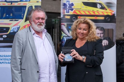 Emlékplakettel mondott köszönetet Csuja Imrének az Országos Mentőszolgálat Alapítvány