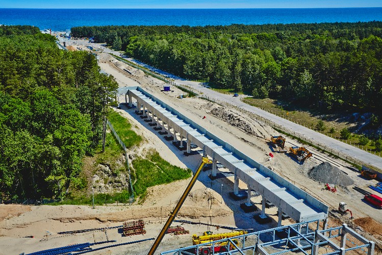 Jej brak to jedno z największych zaniedbań ustępującego rządu PO-PSL. Do 18 kwietnia 2016 r. Polska powinna wdrożyć do swojego prawa dyrektywy unijne regulujące funkcjonowanie systemu zamówień publicznych. Ich główny cel to uproszczenie i przyspieszenie całej procedury zamówień publicznych – na przykład poprzez obowiązkowe przejście na komunikację elektroniczną między wykonawcą i zamawiającym czy też przejście na elektroniczne składanie ofert.<br><br>O tym, że dyrektywy trzeba będzie implementować, wiadomo od 2014 r. Tymczasem projekt odpowiedniej ustawy nawet nie wszedł pod obrady Rady Ministrów. Na tym, który powstał w Urzędzie Zamówień Publicznych, eksperci nie zostawili suchej nitki. Były prezes UZP Tomasz Czajkowski doliczył się ponad 300 stron zgłoszonych uwag, co jego zdaniem dyskwalifikuje projekt. Co oznacza, że nowy rząd powinien jak najszybciej zacząć prace nad własnym projektem.<br><br>Jeśli tego nie zrobi, zaryzykuje zablokowanie finansowania ze strony Unii Europejskiej. Bez wdrożonej dyrektywy każdy proces w trybie zamówień publicznych z punktu widzenia unijnego prawa będzie nielegalny. Eksperci sądzą, że nowy rząd nie zdecyduje się na forsowanie projektu nowego, komplementarnego prawa zamówień publicznych, tylko wybierze wariant szybkiej nowelizacji obecnej ustawy i w ten sposób dopełni zobowiązań wobec UE.<br><br>