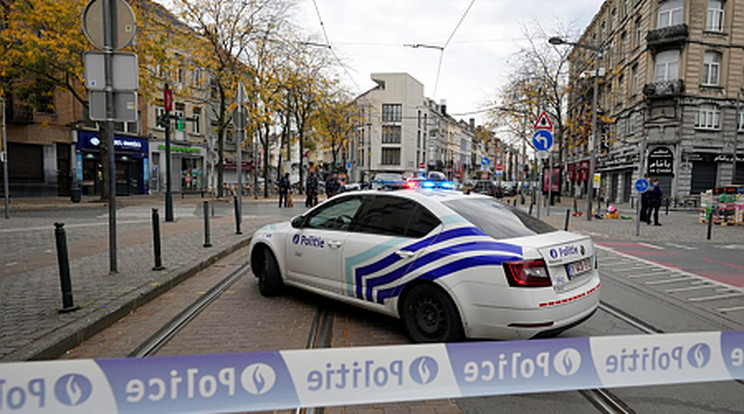 Rendőrautó áll egy lezárt útszakaszon Brüsszel Schaerbeek nevű negyedében, amelynek egyik kávézójában a hatóságok lelőttek egy felfegyverzett tunéziai menedékkérőt/Fotó: MTI/AP/Martin Meissner