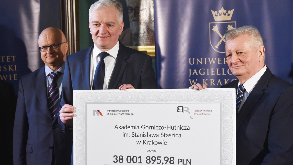 Czeki o łącznej wartości 121 mln zł przekazał wczoraj siedmiu krakowskim uczelniom publicznym wicepremier, minister nauki i szkolnictwa wyższego Jarosław Gowin. To dofinansowanie jednostki otrzymały w ramach projektu POWER.