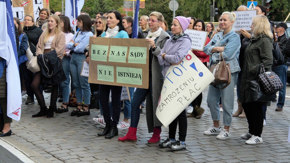 Pracownicy sądów protestowali w centrum Poznania fot. Codzienny Poznań / S. Toroszewska