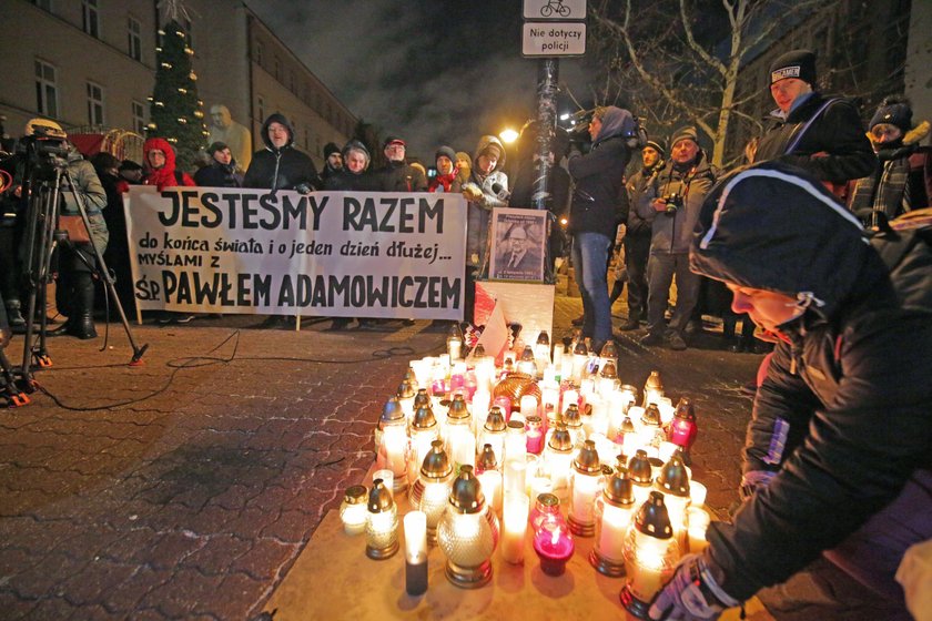 Łódź. Światełko pamięci dla Pawła Adamowicza