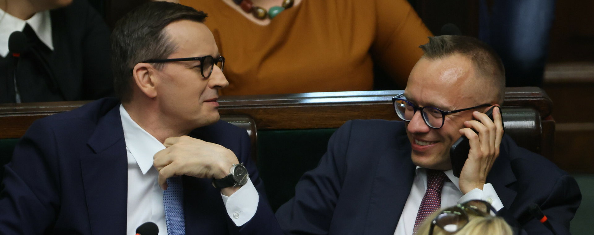 Premier Mateusz Morawiecki i wiceminister finansów Artur Soboń w ławach poselskich w Sejmie