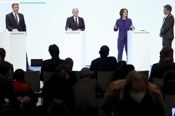 Prezentacja umowy koalicyjnej SPD-Zieloni-FDP. Od lewej: Christian Lindner - szef FDP, Olaf Scholz – szef SPD, Annalena Baerbock i Robert Habeck - współprzewodniczący Zielonych. Berlin, Niemcy, 24.11.2021