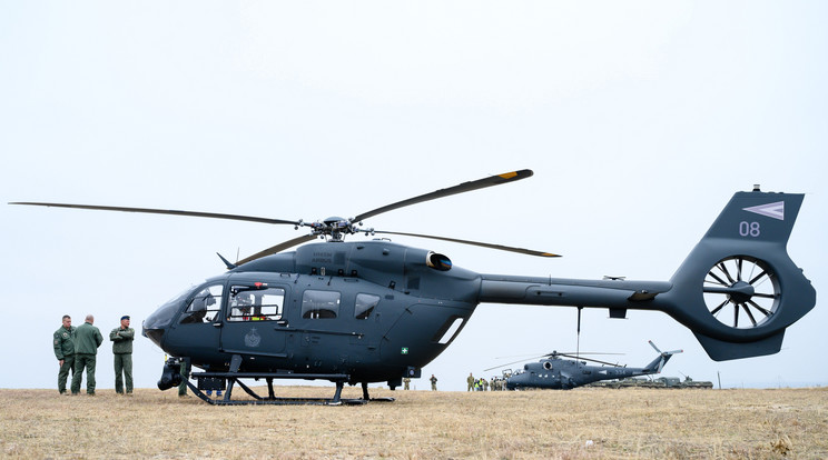 Airbus H145 M típusú helikopter (b) és Mi-24P típusú harci helikopter a Magyar Honvédség statikus bemutatóján a Veszprém megyei Hajmáskér mellett található Központi Gyakorló- és Lőtéren 2021. szeptember 29-én.MTI/Vasvári Tamás