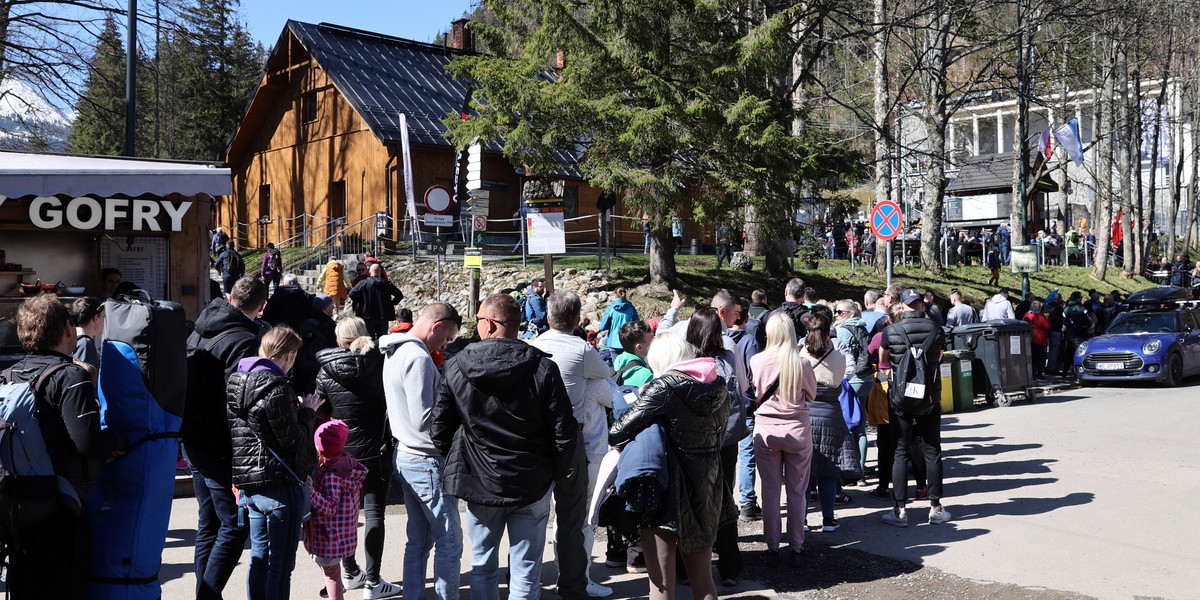 Tłumy turystów w Kuźnicach stoją w kolejce do punktów sprzedaży biletów do TPN, 1 maja 2023 r.