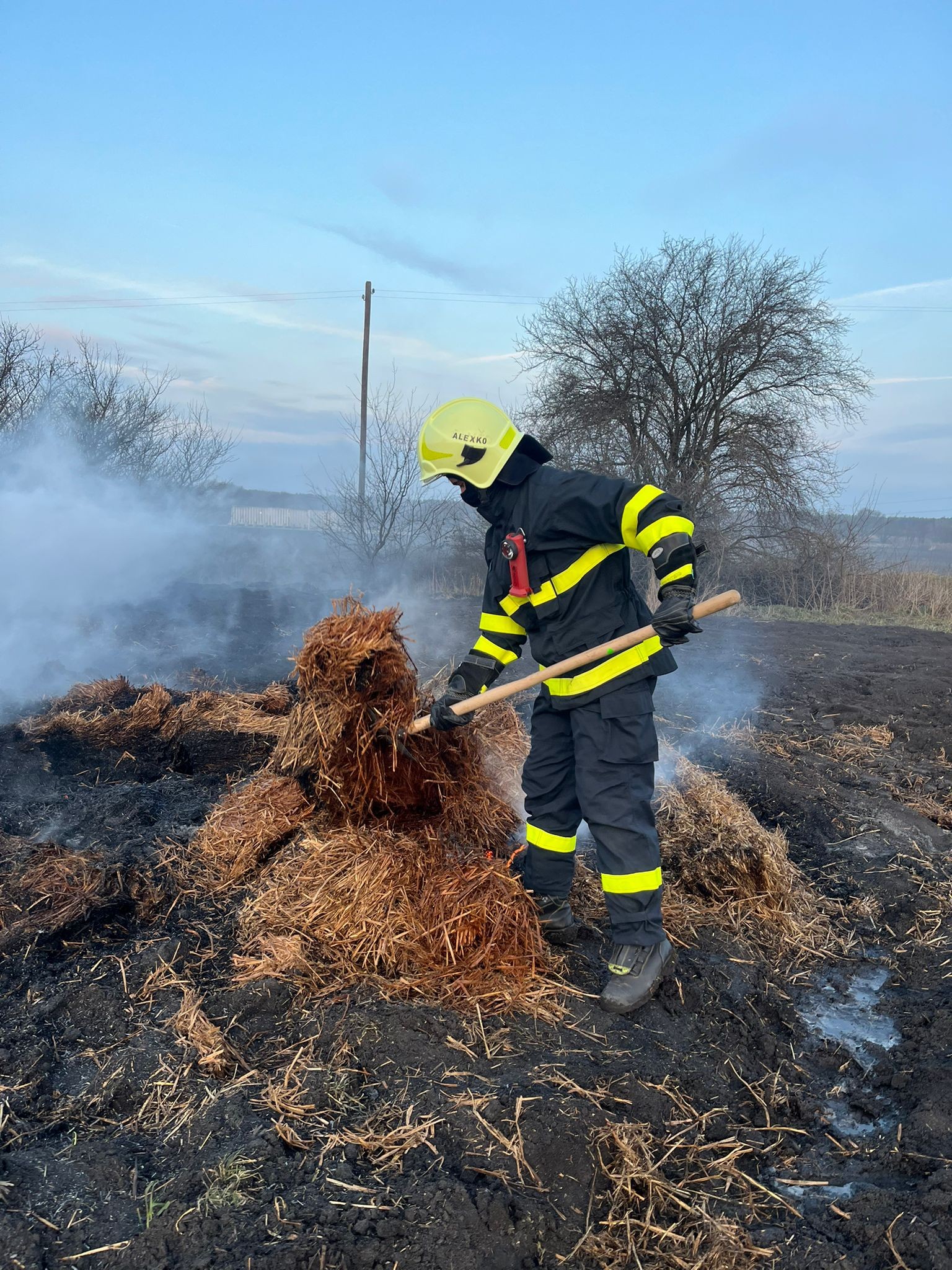 Hasiči zasahovali pri požiari stohu slamy v Kostolišti.