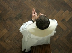 Zobacz, ile zarabia ksiądz