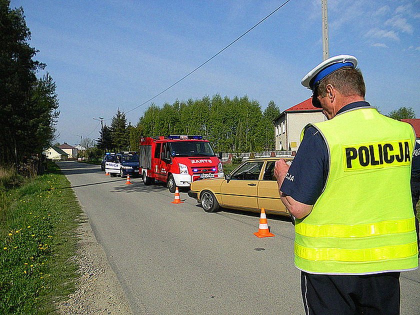 Wjechał w uczniów na przystanku