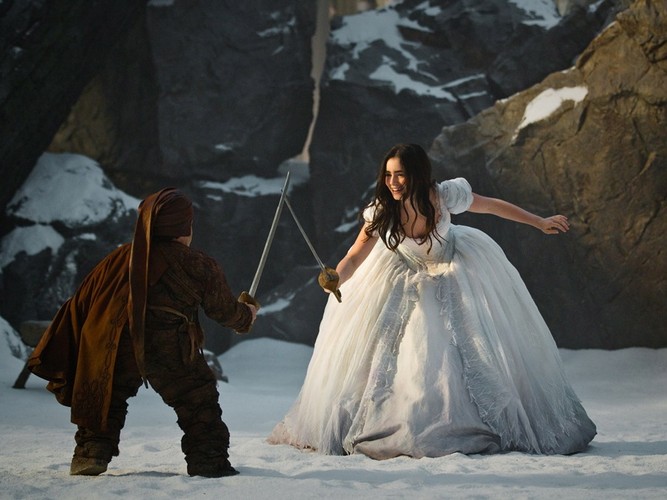 Po 'Śnieżce' piękną Lily zobaczymy z Julianne Moore w niezależnej komedii 'The English Teacher' / foto Jan Thijs. © 2011 Relativity Media, LLC. All Rights Reserved