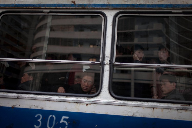 Pasażerowie autobusu w Pyongyang