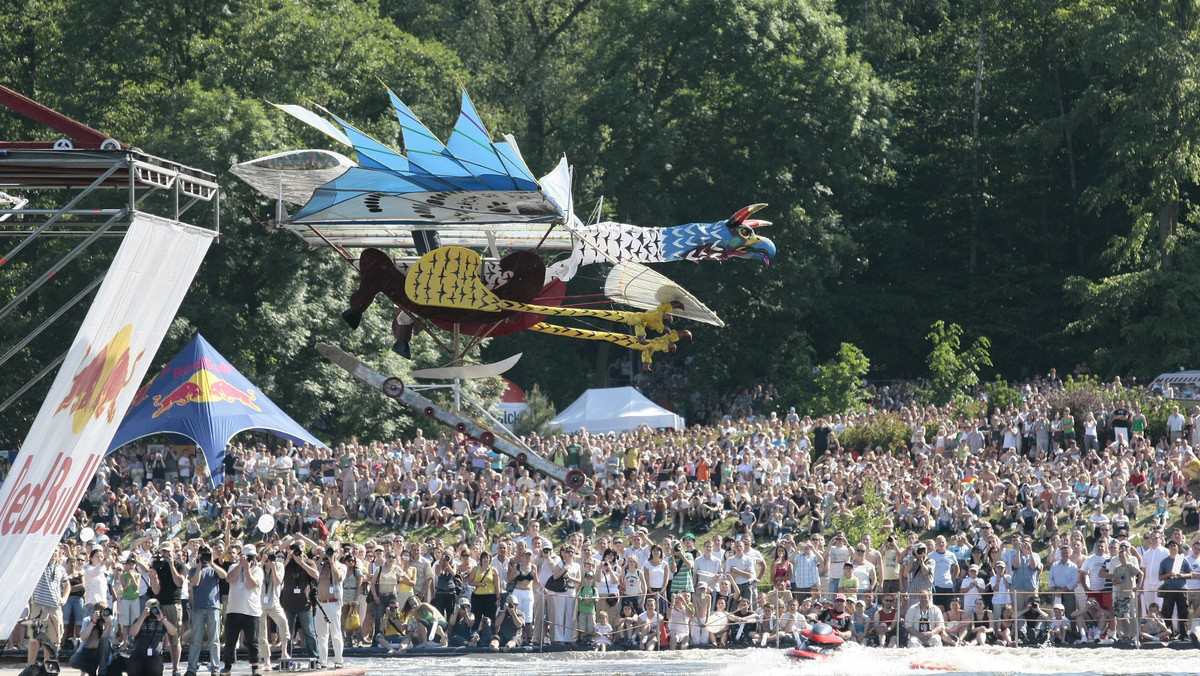 Latająca kolejka SKM, minionki, czy patelnia z jajkiem sadzonym to tylko niektóre z maszyn latające, które będzie można podziwiać dziś podczas Konkursu Lotów Red Bull. Zawody startują o godzinie 12 w Gdyni, informuje "Gazeta Wyborcza".