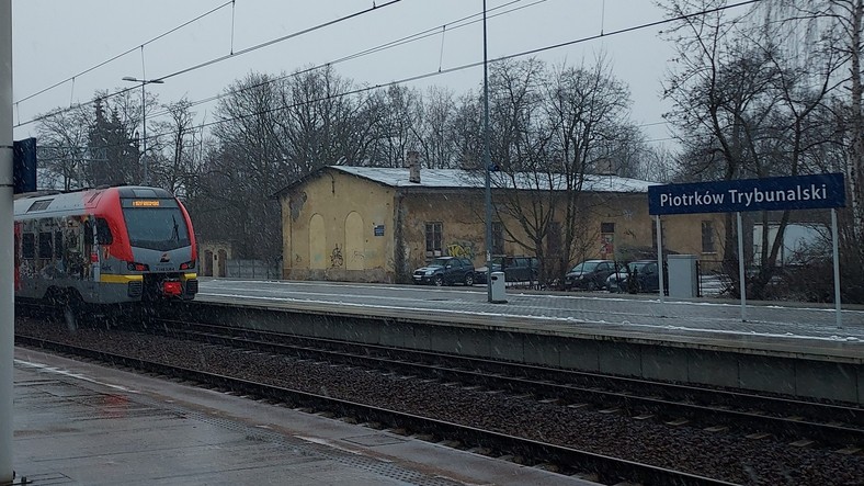 – Ambitniejsi i mocniejsi psychicznie stąd wyjeżdżają – słyszymy od żałobnego trębacza