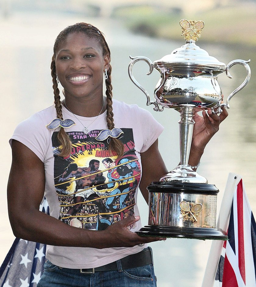 Młodziutka Serena Wiliams (dziś 40 l., na zdjęciu 21) z pucharem po zwycięskim Australian Open w 2003 r. Wraz z siostrą Venus otworzyła w tenisie zupełnie nową erę