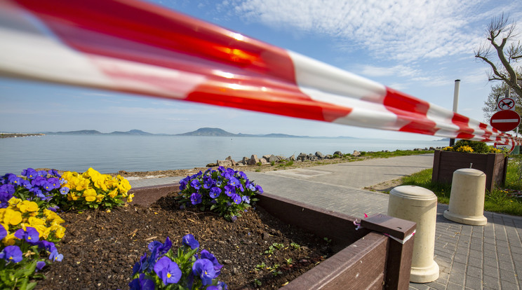 A képen: A koronavírus-járvány miatt határozatlan időre lezárt szabadstrand Balatonfenyvesen a kijárási korlátozás idején, 2020. április 19-én / Fotó: MTI/Varga György