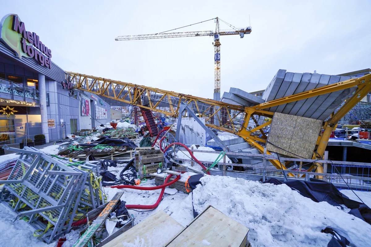 Ulykke ved Trondheim.  En 60 meter lang kran kollapset på et kjøpesenter