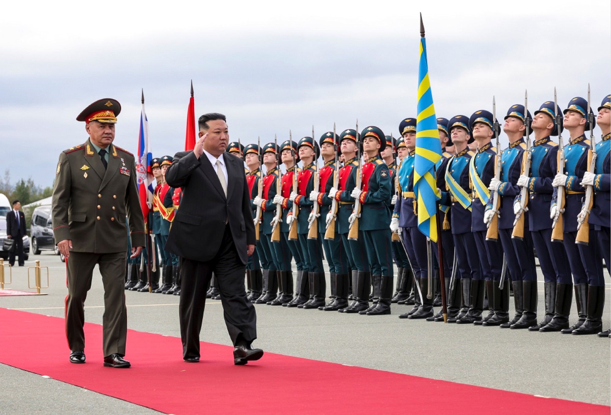 Na snímke zľava ruský minister obrany Sergej Šojgu a severokórejský vodca Kim Čong-un počas stretnutia na letisku vo Vladivostoku 16. septembra 2023.