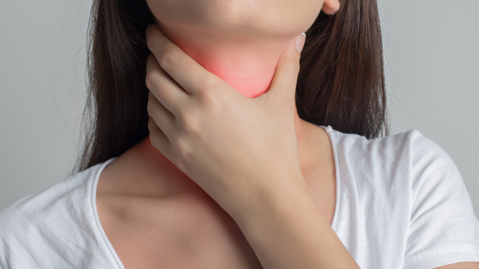 Горло болит год что это. Горло болит год что это. Укутать горло шарфом. Человек с больным горлом. Горло болит год что это.