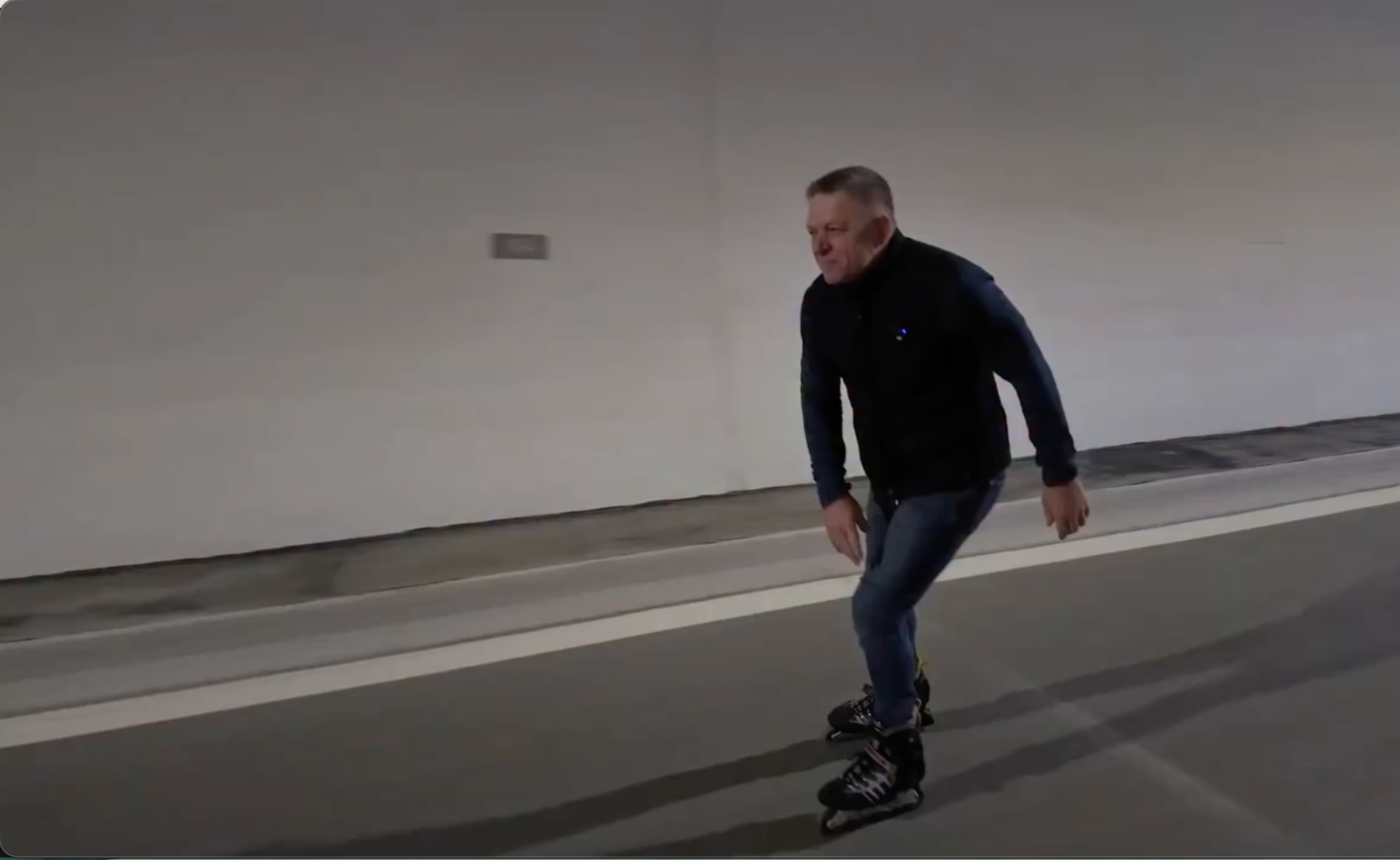 Premiér Fico si tunel Višňové prešiel na korčuliach. 