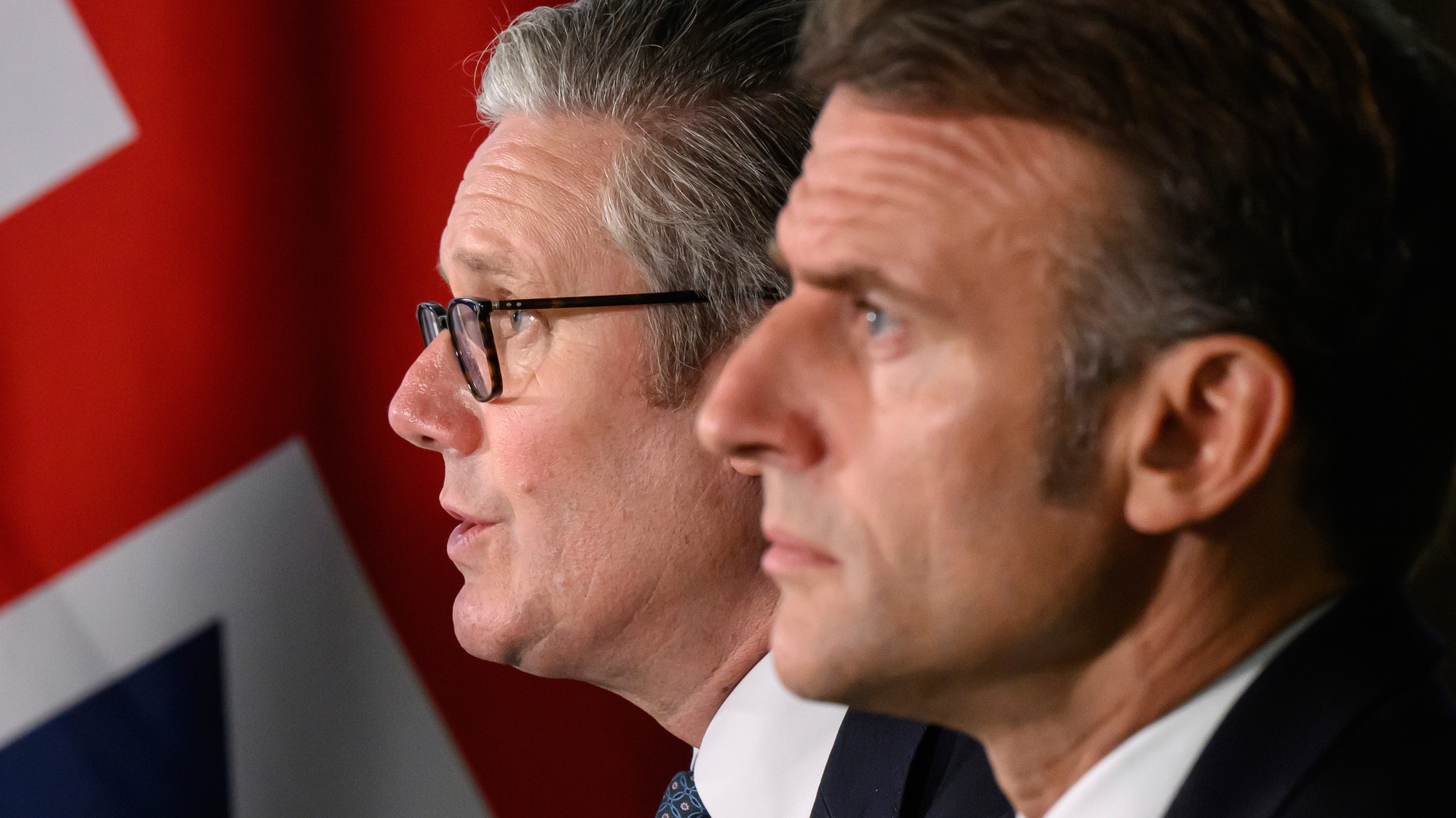 Britský premiér Keir Starmer (vľavo) a francúzsky prezident Emmanuel Macron.