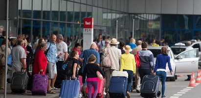 Mgła uwięziła pasażerów na lotnisku