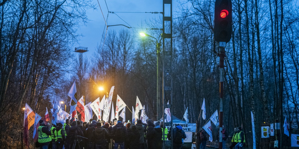 Blokada wysyłki węgla z zakładów wydobywczych PGG ruszyła 4 stycznia rano. Na zdjęciu protest górników w kopalni Halemba.